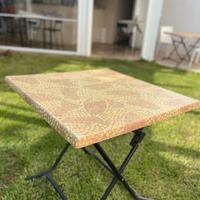 Tavolo da esterno con piano effetto mosaico