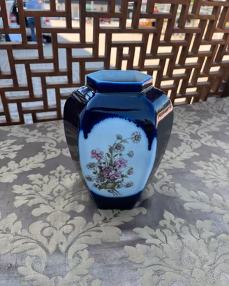 Vaso in porcellana dipinto a mano