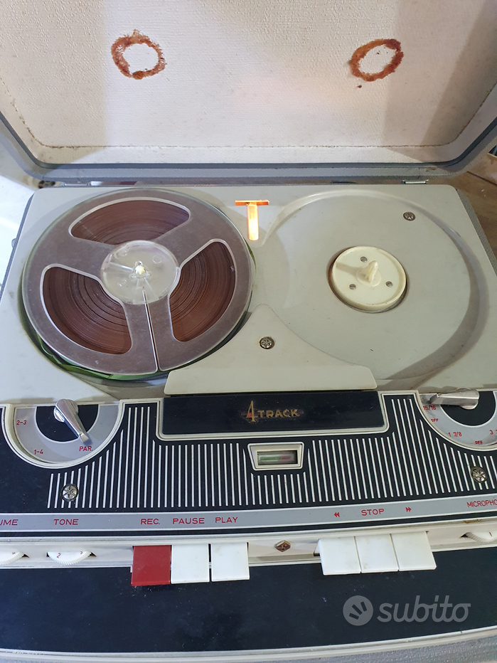 Nastro Magnetico Dell'audio Registratore Bobina A Bobina Su Fondo Bianco 88854409 - Foto 14