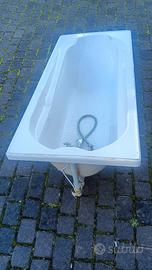 Vasca da bagno in vetroresina.