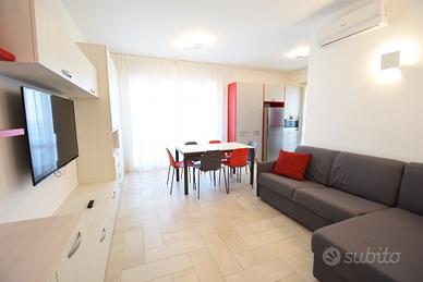 Giugno Moderno trilocale frontemare 2 bagni