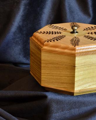Cofanetto portagioie in legno di faggio e robinia
