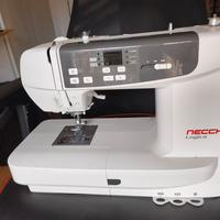 Ricamatrice Necchi con accessori e fili
