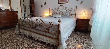 Letto matrimoniale verniciato foglia oro