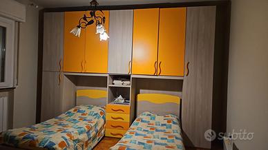 Cameretta a ponte con 2 letti singoli e armadio"