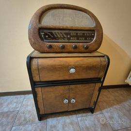 Radio Minerva con giradischi e mobile