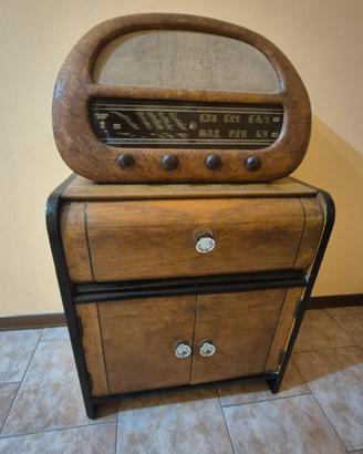Radio Minerva con giradischi e mobile
