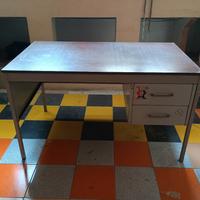 Scrivania in metallo con piano in formica