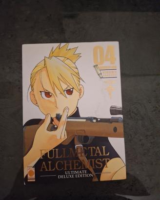 volume 4 di fullmetal alchemist: deluxe edition.