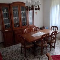 mobile con vetrina e tavolo con sedie 