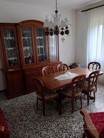 mobile con vetrina e tavolo con sedie 