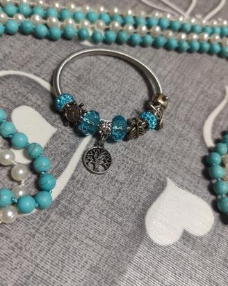 due collane e un bracciale 