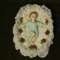 Bambinello con fiori in cera