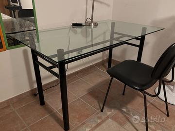 Scrivania in cristallo con sedia in pelle