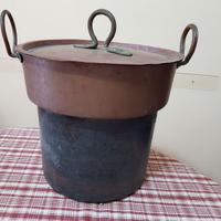 ANTICO PENTOLONE IN RAME BATTUTO CON COPERCHIO.