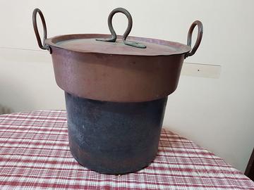 ANTICO PENTOLONE IN RAME BATTUTO CON COPERCHIO.