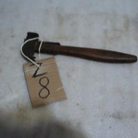 Antico martello con n di riferimento z8