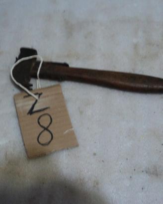 Antico martello con n di riferimento z8