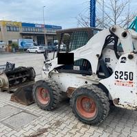 Minipala Bobcat S250 2 speed con fresa e benna mis
