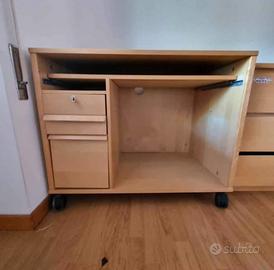 scrivania con piano estraibile