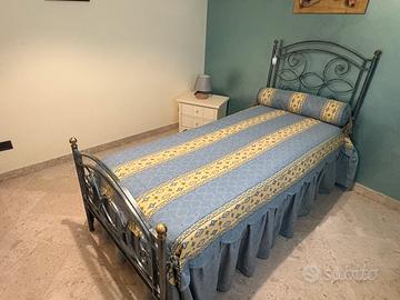 Stanzetta: armadio, letto singolo e comodino