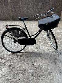 Bici donna con cestino capiente