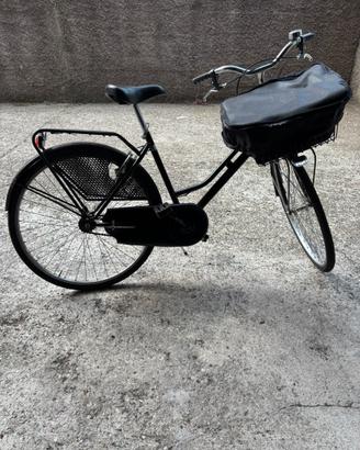 Bici donna con cestino capiente