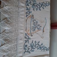 tenda ricamata a mano