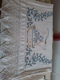 tenda ricamata a mano