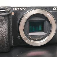 Fotocamera Sony a6300 tenuta ottimamente 