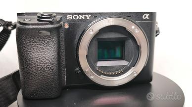 Fotocamera Sony a6300 tenuta ottimamente 