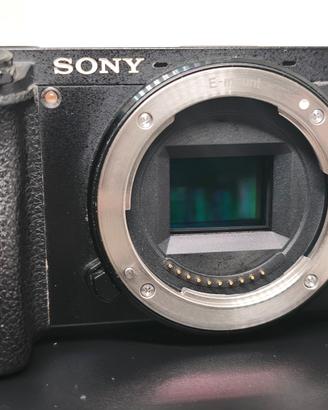 Fotocamera Sony a6300 tenuta ottimamente 