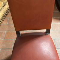 Sedia in legno massello, fodera similpelle rossa