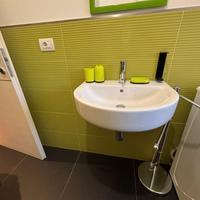 Lavabo sospeso moderno in ceramica bianca