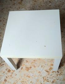 Piccolo tavolino basso, quadrato, con rotelle