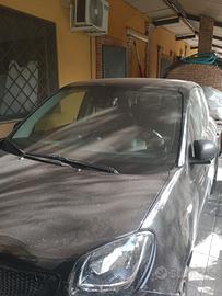 auto Smart quattro porte col nero 