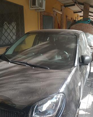 auto Smart quattro porte col nero 