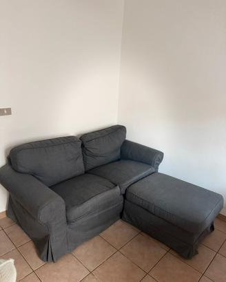 Divano ikea 2 posti con poggiapiedi