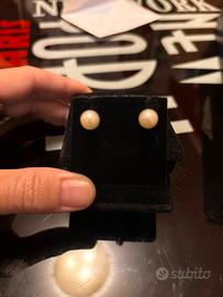 Orecchini in oro bianco con perle