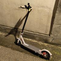 Monopattino Xiaomi Mi Electric Scooter Essential