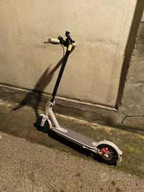 Monopattino Xiaomi Mi Electric Scooter Essential