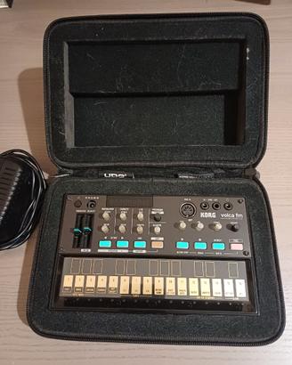 KORG VOLCA FM + CUSTODIA e ALIMENTATORE