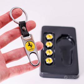 Set Ferrari portachiavi + 4 coprivalvole ruote con