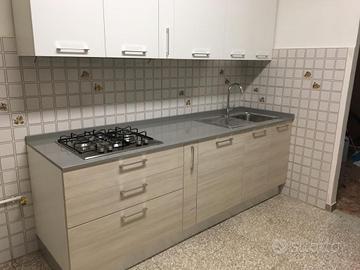 Cucina completa,camera da letto,2 TV, scrivania li