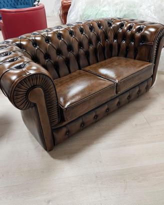 Divano Chesterfield in pelle vintage invecchiata