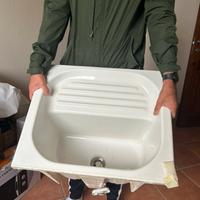 Mobile in legno con lavabo in ceramica