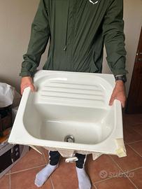 Mobile in legno con lavabo in ceramica