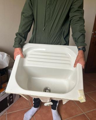 Mobile in legno con lavabo in ceramica