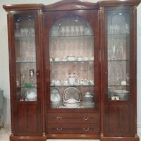 Vetrina classica e divano a conchiglia