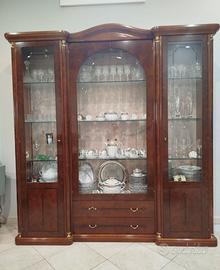 Vetrina classica e divano a conchiglia